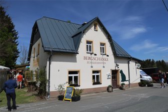 Traditionsgaststätte im Erzgebirge neu eröffnet: Besucheransturm in der Bergschänke - Blick auf die Bergschänke in Pobershau: Das beliebte Ausflugsziel hat wieder geöffnet.