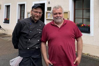 Traditionsgaststätte „Sumpfmühle“ in Hetzdorf öffnet zu Himmelfahrt wieder - Koch Henning Neutzsch (links) und Betreiber Gunar Kuchling vor der „Sumpfmühle“ in Hetzdorf, die zu Himmelfahrt nach acht Jahren Pause wieder öffnet.