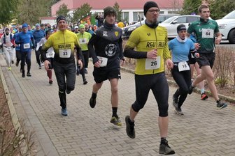 Traditionslauf im Erzgebirge sagt dem Weihnachtsspeck den Kampf an - Der Silvesterlauf des FC Erzgebirge Aue lockt Starter aus nah und fern an den Filzteich. Sicher auch dieses Jahr.