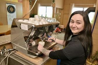 Traditionslokal im Erzgebirge öffnet wieder: Neue Chefin bringt frischen Wind in die „Tenne“ - Kristin Preißler, auf dem Bild noch in ihrem bisherigen Lokal zu sehen, ist die neue Chefin der Gaststätte „Zur Tenne“.