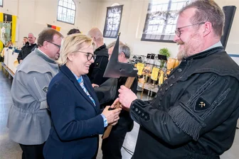 Traditionspflege im Erzgebirge: Wenn die Ministerin die Paradewaffe auspackt - Barbara Klepsch übergab den Delegierten die originalgetreuen Bergbarten.