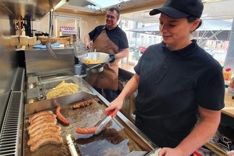 Traditionsreicher Imbiss-Standort bleibt erhalten - Für Katja Vogt und Daniel Müller gibt es in der Grillstation auf dem Parkplatz an den Anlagen jeden Tag ab 11.30 Uhr viel zu tun. 