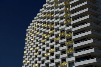 Traditionsreiches Ostsee-Hotel zum Jubiläum mit Goldakzenten - Gut sichtbar wird das 55-jährige Bestehen des Hotel Neptuns gewürdigt. 
