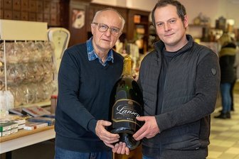 Traditionsteehaus in Falkenstein wird vom Bäcker übernommen - Zur Übernahme des Traditions-Geschäftes H.W.Viehweg ließen der neue Inhaber, Gerd Jahnsmüller (r.), und der abtretende, Rainer Döhling, einen besonders großen Sektkorken knallen.