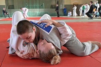 Traditionsturnier lockt starke Judoka an - Selina Lewandowski (oben) vom JC Crimmitschau, die mit der Mix-Mannschaft ihres Vereins Platz 3 erkämpfte, nimmt ihre Kontrahentin Emilie Schulz (JC Gornau) in die Mangel. 