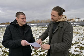 Traditionsunternehmen aus dem Erzgebirge trotzt Energiekrise mit Solar-Pilotprojekt - Alexander Morgenstern, der Geschäftsführer der Schneeberger Metallwaren (l.) und Enrico Heymann, der Geschäftsführer von Clen Solar, vor der Photovoltaikanlage.