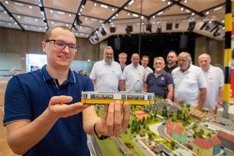 Traditionsverein der Plauener Straßenbahn zeigt Europas größte Ausstellung im Bereich Modellstraßenbahn - Bei der Ausstellung am Wochenende sind auch Freunde des Traditionsvereins der Plauener Straßenbahn (weiße Shirts) zu Gast. Zu ihnen gehören Vertreter vom Verein Stuttgarter Historische Straßenbahnen (blaue Shirts).