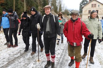 Traditionswanderung in Holzhau: Auf historischen Pfaden durch das Erzgebirge - Uwe Trommler (M.) und Frank Claußnitzer (2. v. r.) gehen in Holzhau der Wandergruppe voran.
