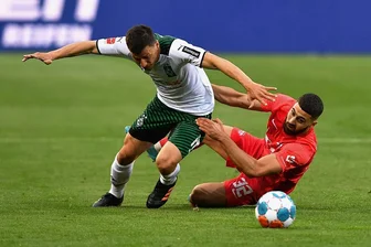 Träge Leipziger müssen Schalter umlegen - Gladbachs Stefan Lainer entwischt Leipzigs Josko Gvardiol. So viele Zweikämpfe darf RB gegen die Glasgow Rangers nicht verlieren.