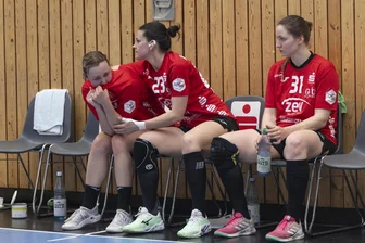 Tränen beim BSV Sachsen Zwickau: Der Kampf um den Klassenerhalt geht weiter - Enttäuschte Gesichter bei den Zwickauer Handballerinnen Marloes Hoitzing, Simona Madjovska und Viktoria Hasselbusch (von links).