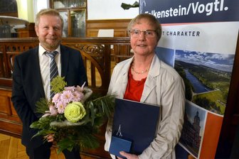 Tränen beim Preisträger: Falkenstein ehrt diese besonderen Bürger - Ehrung mit der Alfred-Roßner-Medaille: Birgit Guse bekam die Auszeichnung von Bürgermeister Marco Siegemund.