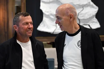 Tränen im Teamhotel: Karl-Aus schockt Matthäus und DFB-Chef - Lothar Matthäus und Bernd Neuendorf sprechen bei einer Veranstaltung in Chicago. 