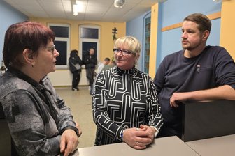 Tränen und Erinnerungen im Jugendclub „Alte Feuerwehr“ in Crimmitschau: „Das war hier wie in einer großen Familie“ - Abschiedsparty im ausgeräumten Jugendclub: Christa Eichhorn, Gründungsmitglied und Ex-Streetworkerin, plaudert mit Betreuerin Sabine Sprotte und Vereinschef Thomas Sprotte (v. l.).