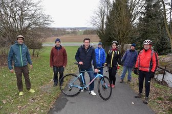 Träumen erlaubt: Fünf Ideen für besseres Radeln in Oelsnitz - Frieder Jäckel (links) und seine Radfreunde auf einem Radweg an der Plauenschen Straße in Oelsnitz