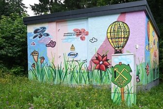 Trafohäuschen mit Schülermalerei muss weichen - Das Trafohäuschen, das Schüler der Oberschule Zschorlau mit gestaltet haben, soll im Zuge einer Baumaßnahme abgerissen werden. 