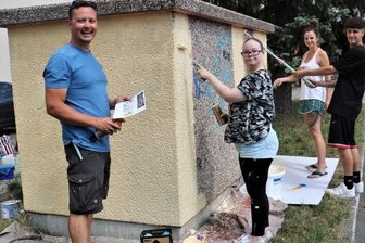 Trafostation wird zum Kunstwerk - André Wolf (links) kümmerte sich um die praktische Umsetzung des Projekts an der Trafostation. 