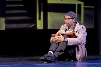 Lothar Kellermann (Nenad Žanic) ist sterbenskrank und fügt sich in dem Stück "Ruhe! Hier stirbt Lothar" am Eduard-von Winterstein-Theater zunächst in sein Schicksal. 