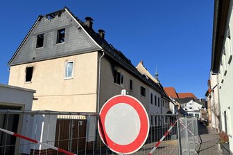 Tragische Brandnacht in Rochlitz: Polizei bestätigt Identität des Toten - Das Brandhaus in Rochlitz am Montag. Die Fischergasse ist für Fahrzeuge weiter gesperrt.