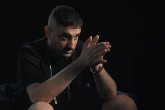 Tragische Oberfläche: Warum verrät die Netflix-Doku „Babo“ so wenig über den Rapper Haftbefehl? - Ein Wrack: Aykut Anhan aka Rapper Haftbefehl in der Netflix-Doku „Babo“.