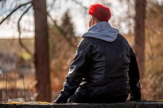 Tragischer Tod im Erzgebirge: Was ist aus den 30.000 Euro Spenden geworden? - Sandra R. hat den siebenjährigen Sohn ihrer verstorbenen Schwester bei sich aufgenommen. Ihre ältere Schwester starb bei einem Unfall auf der B 95 im Sommer vergangenen Jahres.