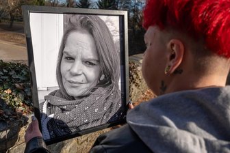 Tragischer Unfall im Erzgebirge: Staatsanwaltschaft erhebt Klage nach Tod zweier Mütter - Erinnerung an die Schwester: Sandra R. hat sie vor einem halben Jahr bei einem tragischen Unfall verloren.