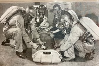Tragödie im Erzgebirge: Wie das größte Grubenunglück der Wismut vor 70 Jahren die Sicherheit unter Tage veränderte - Kraftakt: Auf Pritschen wie diesen wurden verunglückte Bergleute von den Rettern aus dem Schacht gezogen.