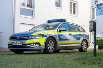 Tragödie in Leipzig: 13-Jährige verletzt ihre kleine Schwester so schwer, dass diese stirbt - Ein Streifenwagen am Samstag in Leipzig-Kleinzschocher.
