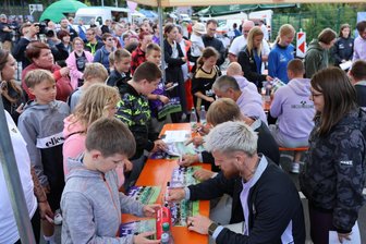Trail-Show, Streetfood, Autogramme von FCE-Stars: Volksbank feiert neuen Standort im Erzgebirge - Tag der offenen Tür bei der Volksbank in Aue: Großer Andrang herrschte bei der Autogrammstunde mit den FCE-Fußballern.