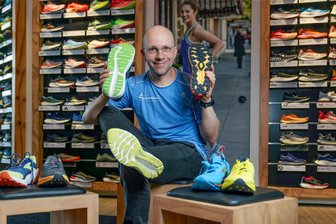 Trailrunningschuhe sind die SUVs unter den Laufschuhen - Lutz Melzer zeigt den Unterschied in seinem Laden in Dresden: links ein Laufschuh mit normalem Profil, rechts ein geländegängiges Modell.