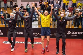Trainer aus dem Vogtland rockt mit seinem Team die Bundesliga - Das war nach Sieg Nummer 8: Trainer Erik Schreyer (Zweiter von links) bejubelt mit den Post-Spielern Daniel Habesohn, Ovidiu Ionescu und Irvin Bertrand das klare 3:0 gegen Bad Homburg.