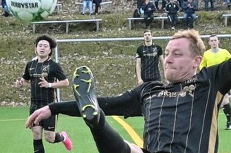 Trainer besticht mit Kopfballpremiere - Auch beinahe akrobatische Einlagen wie in dieser Szene durch Auerhammers Toni Colditz nützten nichts. Gegen Syrau setzte es eine 1:6-Klatsche. 