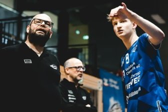 Trainer der Floor Fighters Chemnitz nach irrem Sieg und vor heißem Rückspiel: „Das sollte Warnung genug gewesen sein“ - Der Finne Petri Torni (links, hier im Gespräch mit Spieler Paul Wurlitzer) ist seit Sommer vergangenen Jahres Cheftrainer der Floor Fighters Chemnitz und will mit dem Club das Double holen.