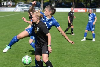 Trainer der Rodewischer Landesklasse-Fußballerinnen nach Derby unzufrieden: „Es war ein ausdrucksloses Spiel“ - Rodewischs Sophie Müller (vorn) und Jessica Paternoga von Jößnitz im Kampf um den Ball.