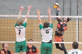 Trainer der Zschopauer Regionalliga-Volleyballer trotz Sieg ratlos - Johannes Micketeit (hinten) wurde nach dem Spiel gegen Reudnitz zum wertvollsten Zschopauer Spieler gewählt.