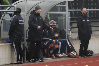 Trainer des BSC Motor Rochlitz: „Wir wollen gern wieder in der Kabine jubeln“ - Das letzte Heimspiel gegen den TSV Flöha II ging für die Rochlitzer Fußballer mit 2:3 verloren. Trainer Lars Berger (r.) und sein Co. Ronny Pohle (2. v. l.) blicken auf eine schwierige Hinrunde zurück.