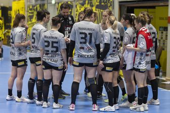 Trainer des BSV Sachsen Zwickau hadert mit erneuter Auswärtsniederlage: „Es war mehr möglich“ - Das Foto vom Mittwochabend zeigt die Zwickauer Handballerinnen mit Trainer Norman Rentsch während einer Auszeit.