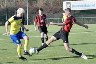 Trainer des ESV Lok Zwickau vorm Duell mit Marienberg: „Uns helfen nur noch Siege“ - Yannick Yoldas (rechts) will sich mit dem ESV Lok Zwickau strecken, um in der Rückrunde noch aus dem Tabellenkeller herauszukommen.