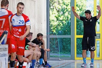 Trainer des HC Glauchau/Meerane im Interview: "Schlechte Spiele schmerzen zuhause mehr als auswärts" - Davik Kylisek (rechts) und Oliver Pflug (Zweiter von Rechts) stehen bei Handball-Oberligist HC Glauchau-Meerane weiter als Trainerduo gemeinsam an der Seitenlinie.
