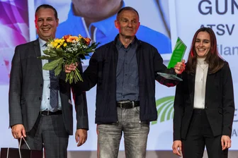 Trainer des Jahres im Erzgebirge zeigt sich gerührt: „Ist eine Teamleistung“ - Erzgebirgslandrat Rico Anton (l.) und Skispringerin Selina Freitag ehrten Gunter Schmieder als Trainer des Jahres.