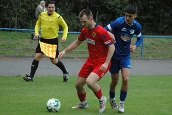 Trainer des SV Fortschritt Lunzenau nach der vierten Niederlage in Folge: „Da fehlt uns auch die Qualität“ - Peter Nitsche (l.) rückte nach dem Platzverweis für Kapitän Elias Loth in Zwenkau in die Innenverteidigung.