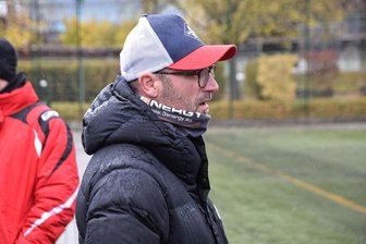 Trainer des TSV Flöha: Das ist wie beim FC Bayern - Wurde von seinem Team am Sonntag sprichwörtlich im Regen stehen gelassen: Flöhas Trainer Christian Schulze.