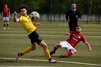 Trainer des TSV Flöha: Wir kämpfen, so lange es möglich ist - Der Kampfgeist ist bei Flöhas Fußballern ungebrochen: Hier legt TSV-Routinier Kai Eckardt (r.) gegen Auerbach alles in seinen Schuss.