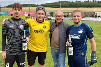 Trainer des VFC Plauen: „Wir sind ziemlich müde“ - VFC-Kapitän Tim Limmer (links) und der Trogener Torwart Fabian Rupprecht (rechts) freuten sich über die sonderetikettierten Bierflaschen, die Sternquell-Marketingleiter Thomas Münzer (Zweiter von rechts) zusammen mit Stadionsprecher Christian Michael überreichte.
