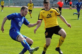 Trainer gerät ins Schwärmen - Fabian Peltsch (links) - hier im Zweikampf mit dem Auerbacher Chris Schuster - brachte die Reichenbacher im vogtländischen Derby früh in Führung.