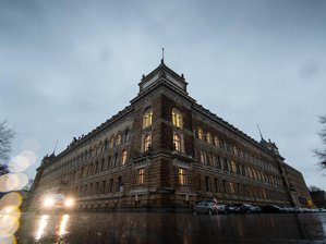 Trainer gesteht Kindesmissbrauch vor Gericht -             Blick auf das Landgericht Dresden am Morgen vor Prozessbeginn.