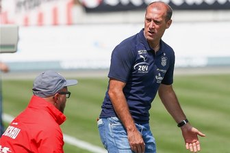 Trainer Joe Enochs spricht mahnende Worte - Zwickaus Trainer Joe Enochs (rechts) fehlt im Heimspiel gegen Jena der Austausch am Spielfeld mit seinem "Co" Danny König, der bei 1860 München wegen Meckerns die Rote Karte sah und für ein Spiel gesperrt wurde.