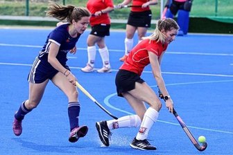 Trainer lobt sein Team auch ohne Sieg - Das Spiel gegen Leuna endete für Anika Käßner (rechts) und ihre Teamkameradinnen vom SV Motor 0:0. Einen Tag später erzielte Käßner bei der 2:3-Niederlage gegen den Cöthener HC einen Doppelpack.