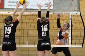 Trainer muss auf sein Geschenk warten - Nicht nur für Claudia Preußner (rechts), sondern auch für alle anderen Spielerinnen des VC Zschopau war es aufgrund der Größe schwer, den Engelsdorfer Block zu überwinden.