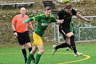 Trainer nimmt seinen Hut - Nils Günther (r.) vom SV Auerhammer läutete gegen Germania Chemnitz mit dem Tor zum 1:2 die späte Aufholjagd ein. Letztlich endete die Partie 2:2. Der SVA-Trainer nahm dennoch seinen Hut.