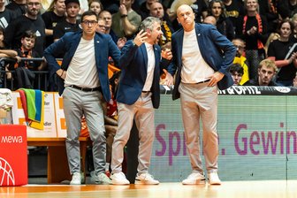 Trainer Rodrigo Pastore nach dem Einbruch der Niners Chemnitz im Derby bei Science City Jena: „Das war zu viel Egoismus“ - Ratlos und frustriert: Das Trainertrio der NIners Chemnitz mit Gjorgji Kochov, Pau del Tio und Chefcoach Rodrigo Pastore (von links) beim Derby in Jena.